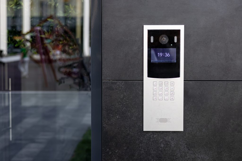 Serrure moderne d'une maison avec caméra de surveillance