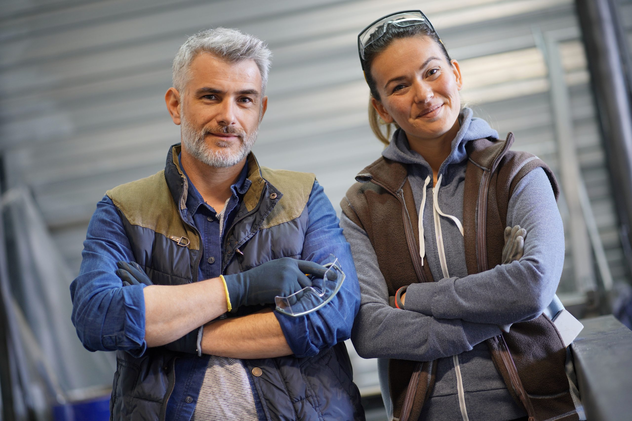 Portrait d'une femme et d'un homme travaillant comme serruriers professionnels