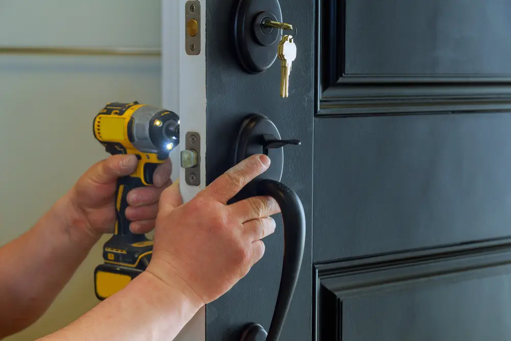 porte extérieure de la maison avec les pièces internes internes de la serrure visibles par un serrure professionnel installant ou réparant une nouvelle serrure de blocage
