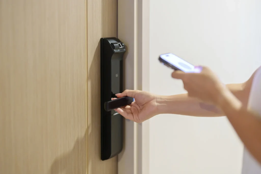 Surveillez votre maison à distance avec une serrure connectée. Recevez des alertes en temps réel.