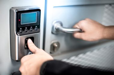 types de serrures : serrure biométrique à emprunte digitale pour porte d'entrée sécurisée