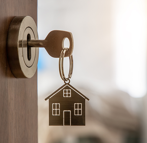 serrure de porte d'entrée avec une clé et un porte-clé en forme de maison